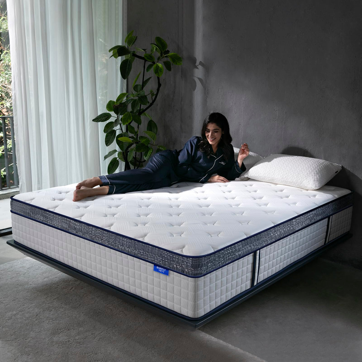 Queen Size 12 Inch Hybrid Memory Foam Mattress G47857